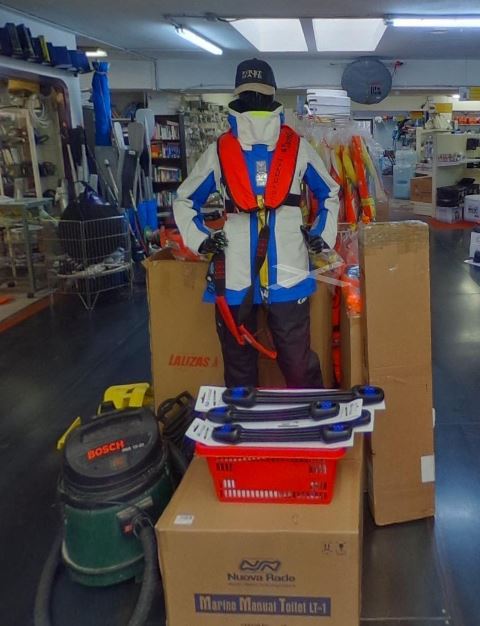 Interior de la tienda MercaNautic New en Palma de Mallorca